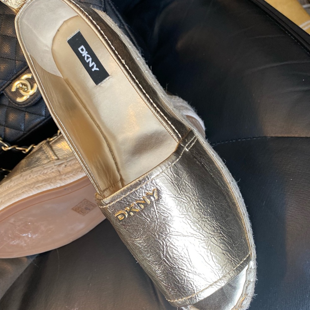 Stop traffic in a DKNY golden leather, peep toes espadrilles 😌 - Picture 7 of 12